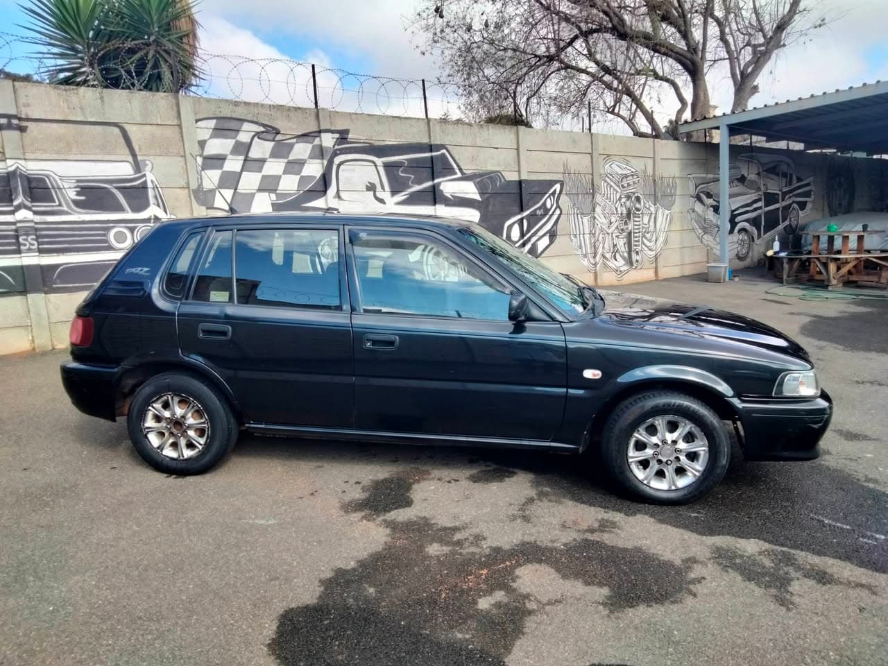 2005 Toyota Tazz 1.3 hatchback in black, used car for sale in Krugersdorp (photo 1 of 12)