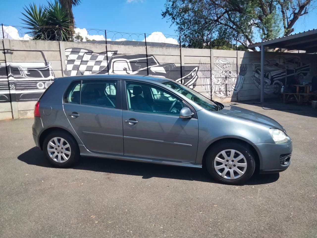 2005 Volkswagen Golf 5 2.0 FSI hatchback in grey, used car for sale in Krugersdorp (photo 1 of 13)