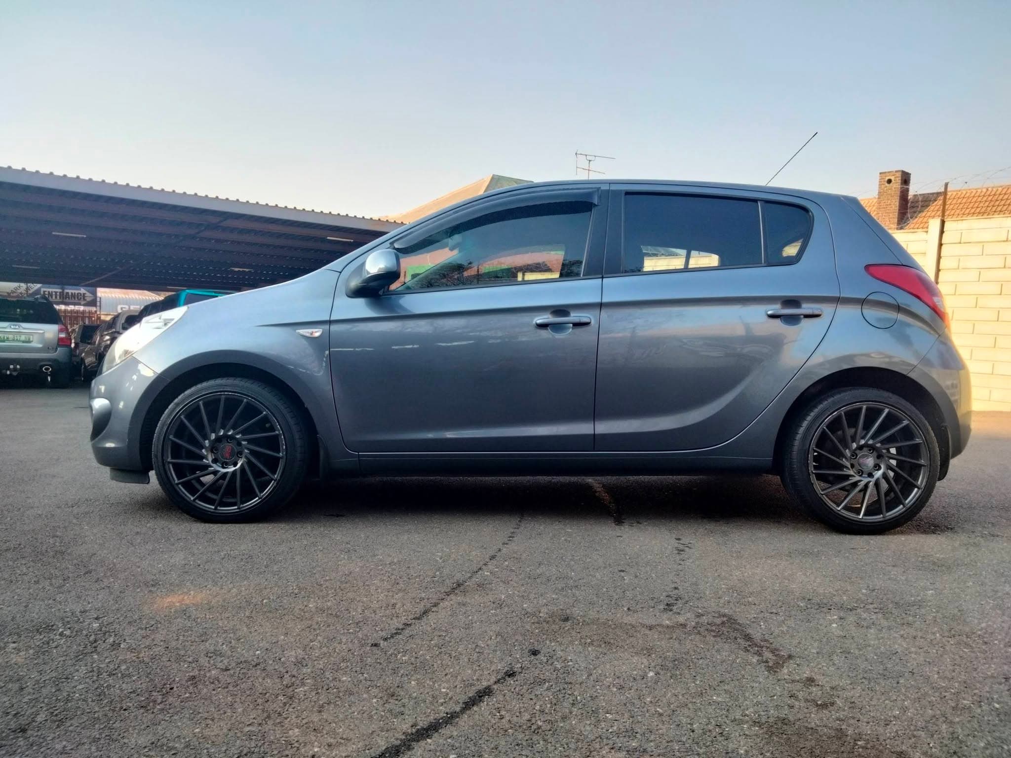 2010 Hyundai i20 1.6 hatchback in charcoal, used car for sale in Krugersdorp (photo 1 of 13)