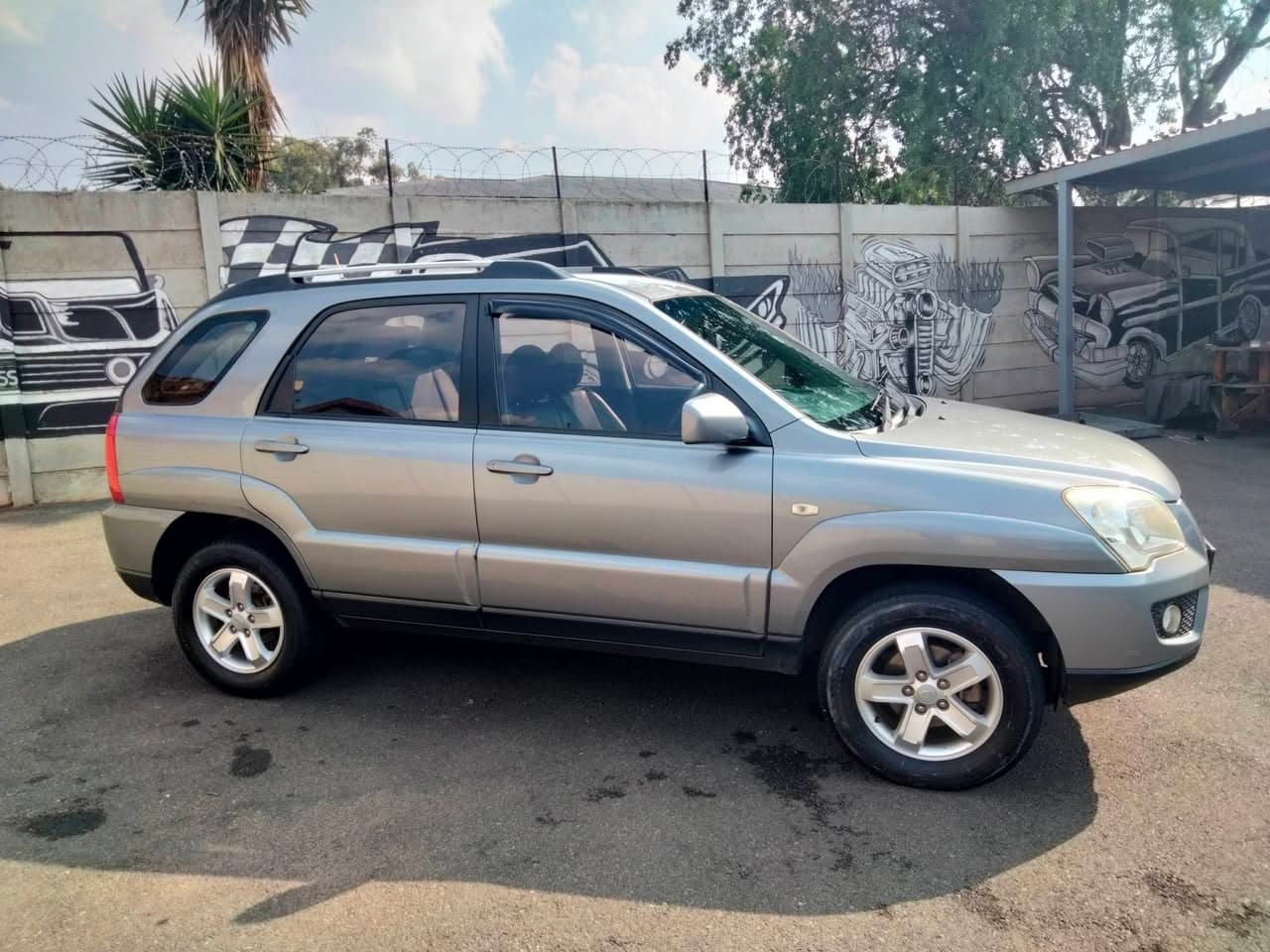 2010 Kia Sportage 2.0 SUV in grey, used car for sale in Krugersdorp (photo 1 of 11)