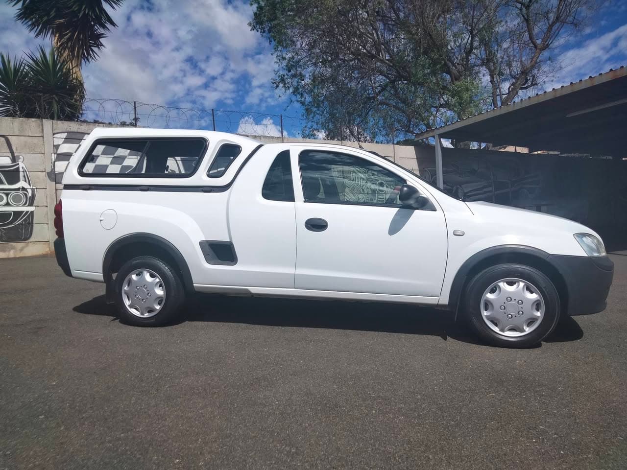 2011 Chevrolet Corsa Utility 1.4 bakkie in white, used car for sale in Krugersdorp (photo 1 of 12)