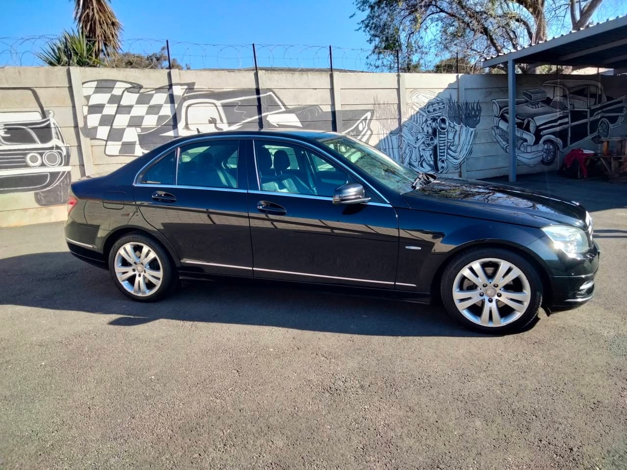 2011 Mercedes-Benz C200 CGI BlueEfficiency Classic sedan in black, used car for sale in Krugersdorp (photo 1 of 12)