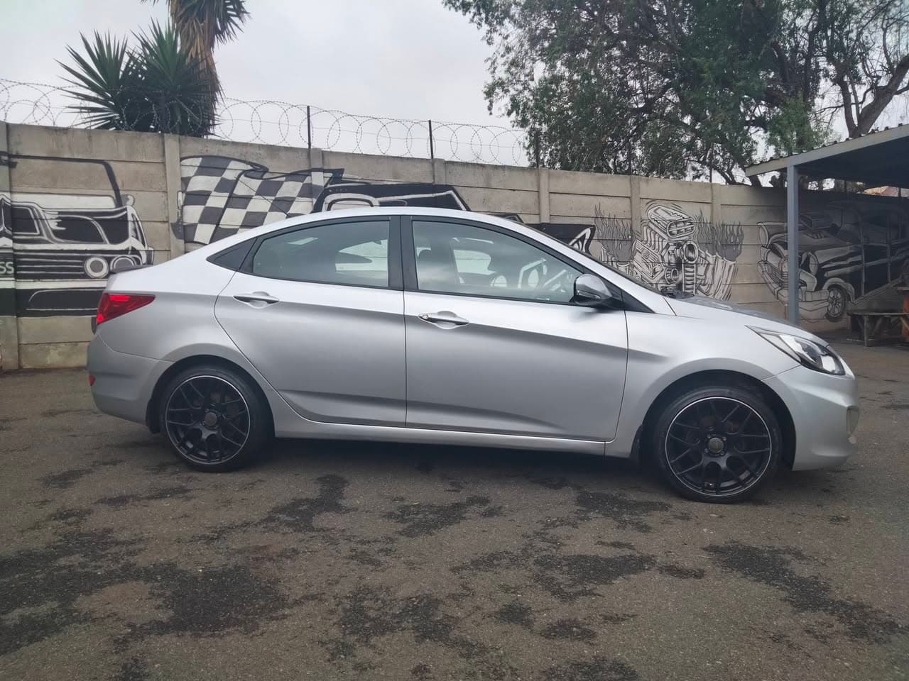 2012 Hyundai Accent 1.6 sedan in silver, used car for sale in Krugersdorp (photo 1 of 12)