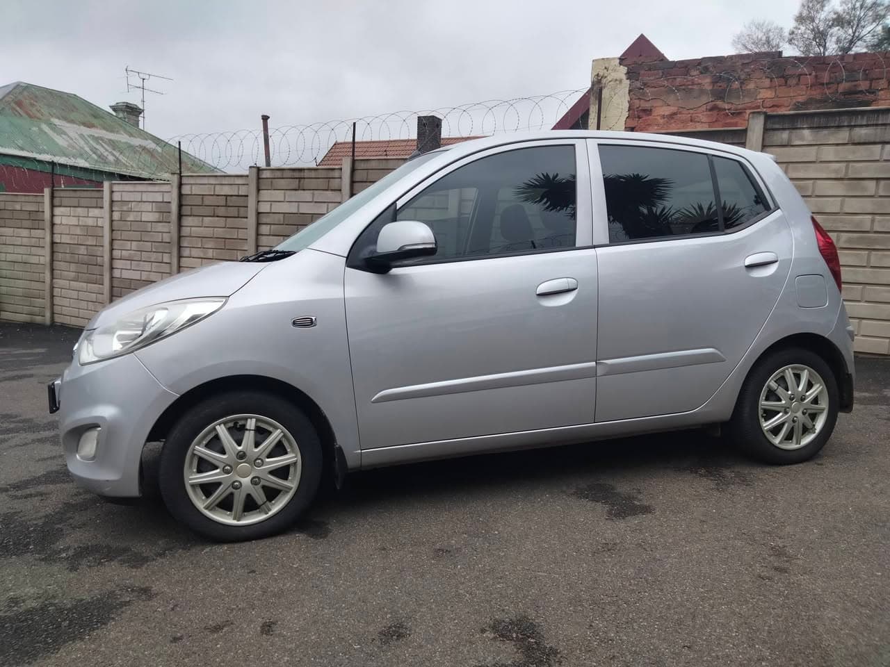 2012 Hyundai i10 1.2 GLS hatchback in silver, used car for sale in Krugersdorp (photo 1 of 13)