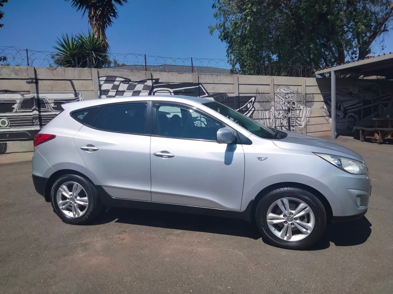 2013 Hyundai ix35 2.0 Premium SUV in silver, used car for sale in Krugersdorp (photo 1 of 13)