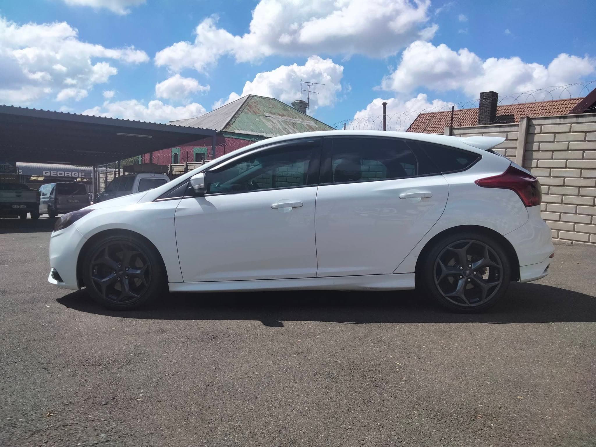 2014 Ford Focus 2.0 GTDi ST1 hatchback in white, used car for sale in Krugersdorp (photo 1 of 13)