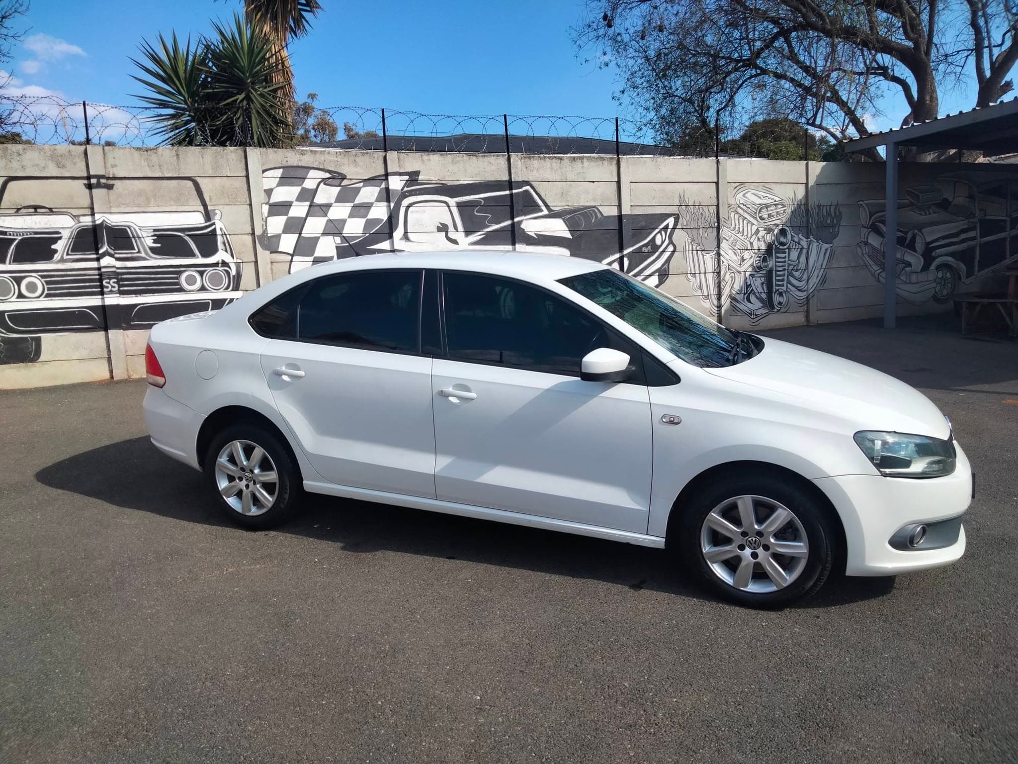 2014 Volkswagen Polo 1.6 diesel sedan in white, used car for sale in Krugersdorp (photo 1 of 13)