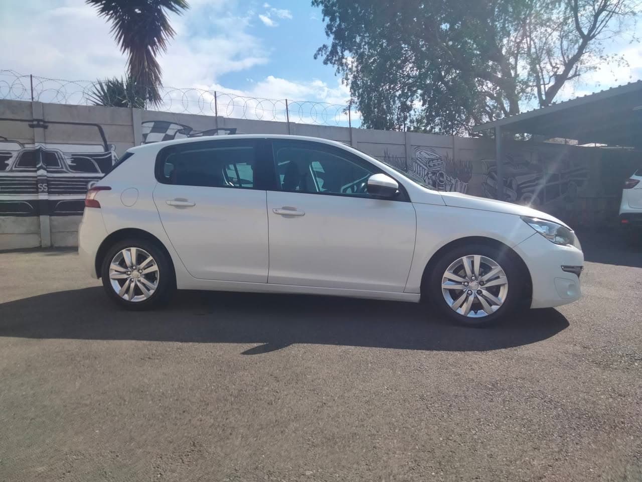 2016 Peugeot 308 1.4 PureTech Active hatchback in white, used car for sale in Krugersdorp (photo 1 of 11)