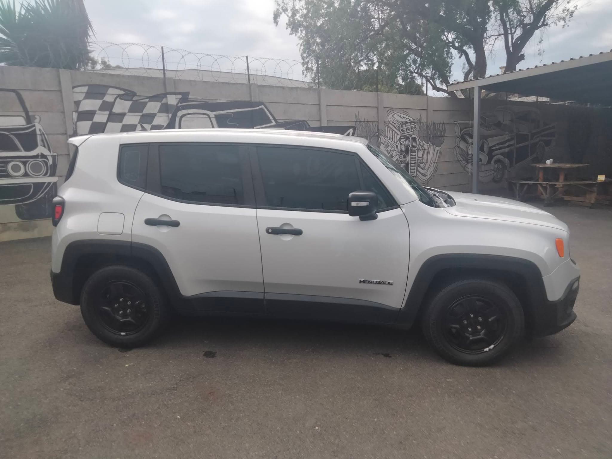 2017 Jeep Renegade 1.6 E-Torque Sport SUV in silver, used car for sale in Krugersdorp (photo 1 of 13)